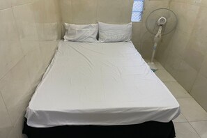 Basic Double Room | Free WiFi, bed sheets - Hotel O Siwalanpanji Homestay Syariah (Sidoarjo)