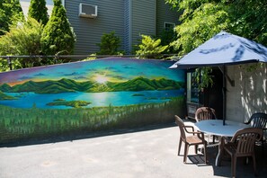 Outdoor dining - Pristine Rental Houses In The HEART of Lake George. Hotel Amenities. Heated Pool (Lake George)