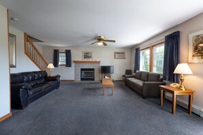 Fernseher, Kamin, Tischtennisplatte