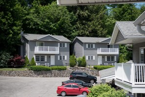 Exterior - Pristine Rental Houses In The HEART of Lake George. Hotel Amenities. Heated Pool (Lake George)