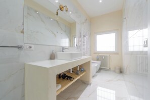 Comfort Double Room (3) | Bathroom | Shower, rainfall showerhead, free toiletries, hair dryer - Leia Hospitality (Milan)