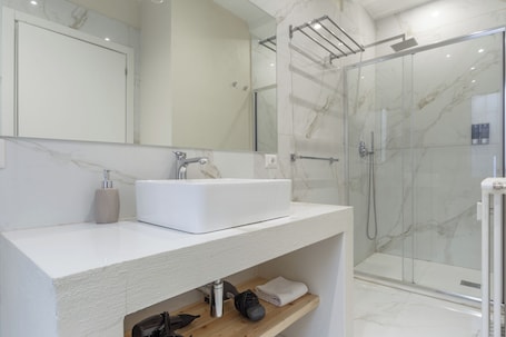 Comfort Double Room (8) | Bathroom. Leia Hospitality