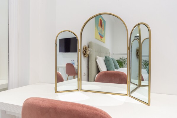 Comfort Double Room (6) | Hypo-allergenic bedding, down comforters, desk, laptop workspace