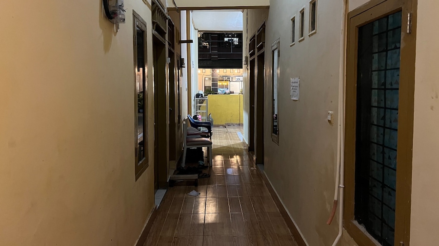 OYO 93756 Qq Kost Near Pantai Kebesaran Beach