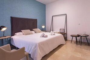 1 habitación y tabla de planchar con plancha 