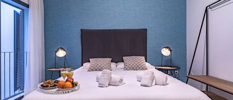 1 dormitorio y tabla de planchar con plancha