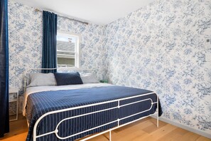 2 bedrooms, desk, WiFi, bed sheets