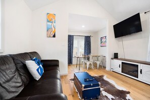 Smart TV, fireplace