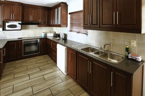 Casa tradicional | Cocina privada | Frigorífico grande, microondas, horno y placa de cocina