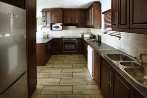 Traditional House | Private kitchen | Full-sized fridge, microwave, oven, stovetop - Dalene se Seehuis Langebaan 8-sleeper (Langebaan)