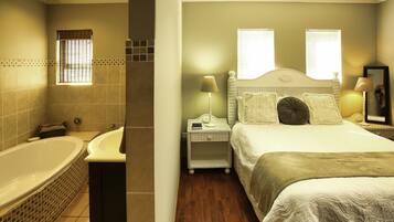 Traditional House | 4 bedrooms, premium bedding, individually decorated