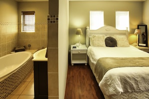 Traditional House | 4 bedrooms, premium bedding, individually decorated