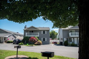 Exterior - Adirondack Retreat Inn & Suites - Superior Rental House (Lake George)