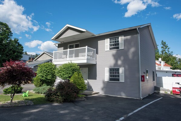 Exterior - Adirondack Retreat Inn & Suites - Superior Rental House (Lake George)