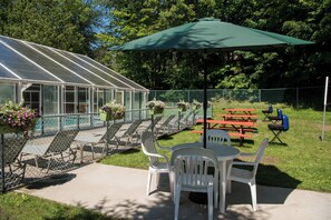 Outdoor dining - Adirondack Retreat Inn & Suites - Superior Rental House (Lake George)