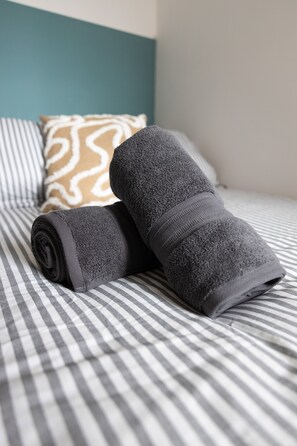 2 bedrooms, iron/ironing board, free WiFi, bed sheets - Bliss Stay Belfast: 3 The Mount- FREE WIFI 2 Bedrooms  (Belfast)