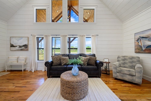 The Wishing Well! Romantic couples getaway! Enjoy heated pool & deck fireplace!