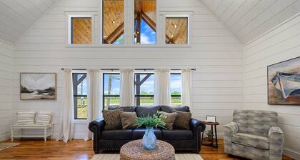 The Wishing Well! Romantic couples getaway! Enjoy heated pool & deck fireplace!