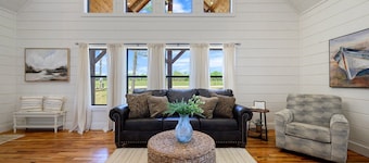 The Wishing Well! Romantic couples getaway! With deck, pool & outdoor fireplace!