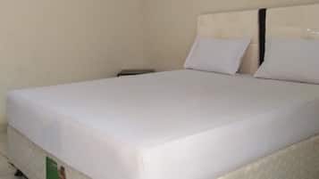 Deluxe Double Room | Desk, bed sheets
