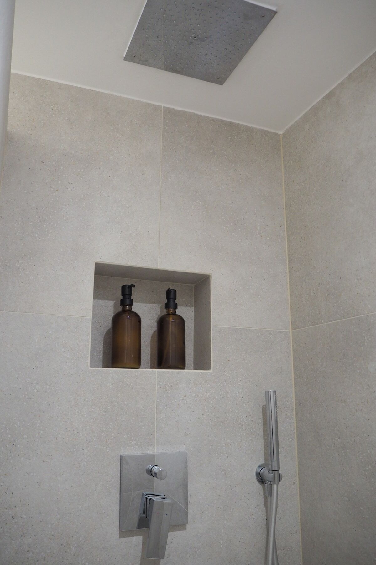 Articles de toilette écologiques, sèche-cheveux, chaussons