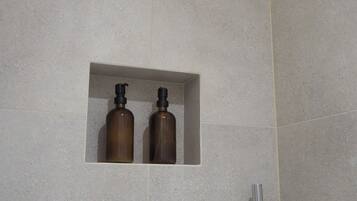 Articles de toilette écologiques, sèche-cheveux, chaussons