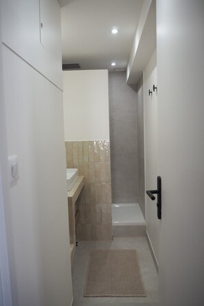 Ein Badezimmer mit Dusche, Waschbecken und Toilette.