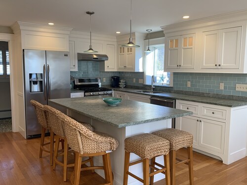 Waterfront 4 Bedroom House with Beautiful Views - Short Walk to Kelly Beach!