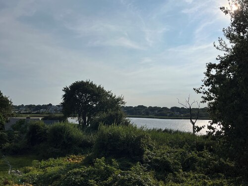 Waterfront 4 Bedroom House with Beautiful Views - Short Walk to Kelly Beach!