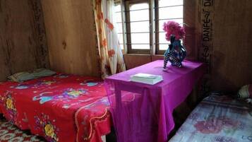 3 chambres, coffres-forts dans les chambres, bureau, draps fournis