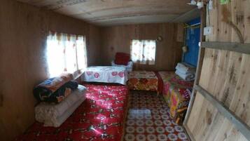 3 chambres, coffres-forts dans les chambres, bureau, draps fournis
