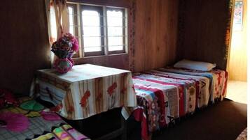 3 chambres, coffres-forts dans les chambres, bureau, draps fournis
