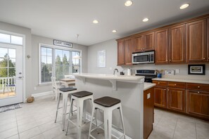 Fridge, microwave, oven, stovetop - DOG FRIENDLY-POOL/TENNIS COMMTY CLOSE TO REHO BEACH & BOARDS -37287 Trent Ct. (Rehoboth Beach)