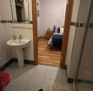 Casa | Baño | Bañera y ducha independientes, bañera profunda y toallas