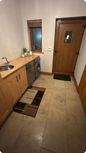 Casa | Cuina privada | Frigorífic, microones, forn i placa de cuina 