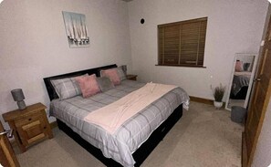 House | 4 bedrooms, free WiFi, bed sheets