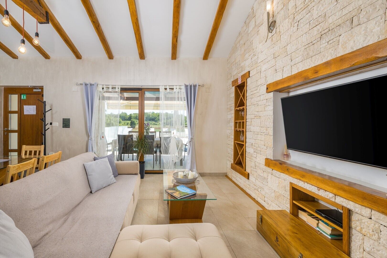 TV, fireplace, stereo