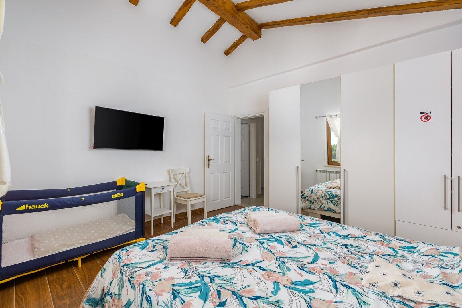 4 bedrooms, iron/ironing board, WiFi, bed sheets