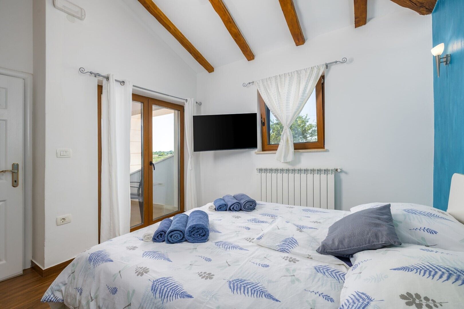 4 habitaciones, tabla de planchar con plancha, wifi y ropa de cama 