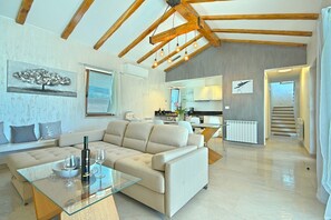 Televisión, chimenea, estéreo