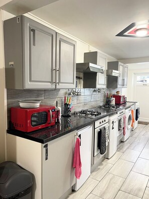 Frigorífico, microondas, horno y placa de cocina