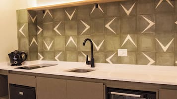 大型冰箱、烤箱、電熱水壺、鍋具/餐盤/廚房用品