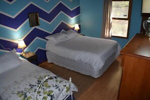 3 bedrooms, desk, iron/ironing board, free WiFi - Best of both worlds! Surrounded by nature and still close to town, pet-friendly (Swannanoa)