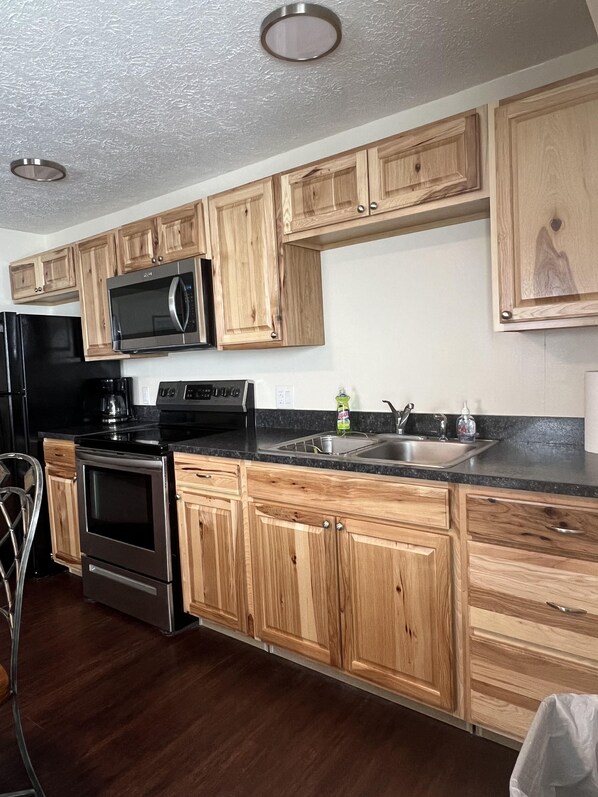 Fridge, microwave, oven, stovetop - Sportsmen's Lodge at Bay Bridge Sport Shop (North Rose)