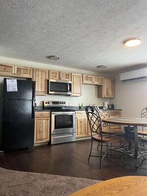 Fridge, microwave, oven, stovetop - Sportsmen's Lodge at Bay Bridge Sport Shop (North Rose)