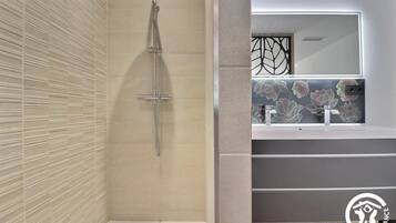 Douche, articles de toilette écologiques, sÚche-cheveux