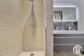 Douche, articles de toilette écologiques, séchoir à cheveux
