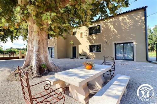 Gîte Spacieux, Rénové, Climatisé Avec Grande Piscine Sécurisée, Jardin Clos