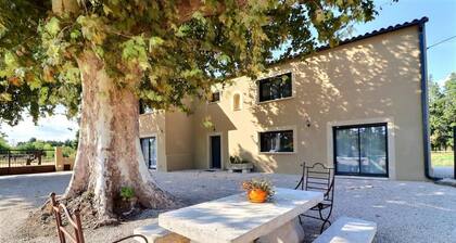 Gîte Spacieux, Rénové, Climatisé Avec Grande Piscine Sécurisée, Jardin Clos