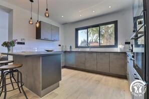 Fridge, microwave, oven, dishwasher - Gîte Spacieux, Rénové, Climatisé Avec Grande Piscine Sécurisée, Jardin Clos (Châteaurenard)